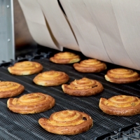 Pains au raisin avant et après cuisson